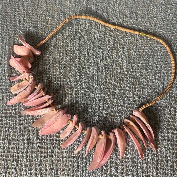 -NECKLACE Vintage 19"L Shell  Choker, Screw Barrel Clasp - Picture 2 of 5